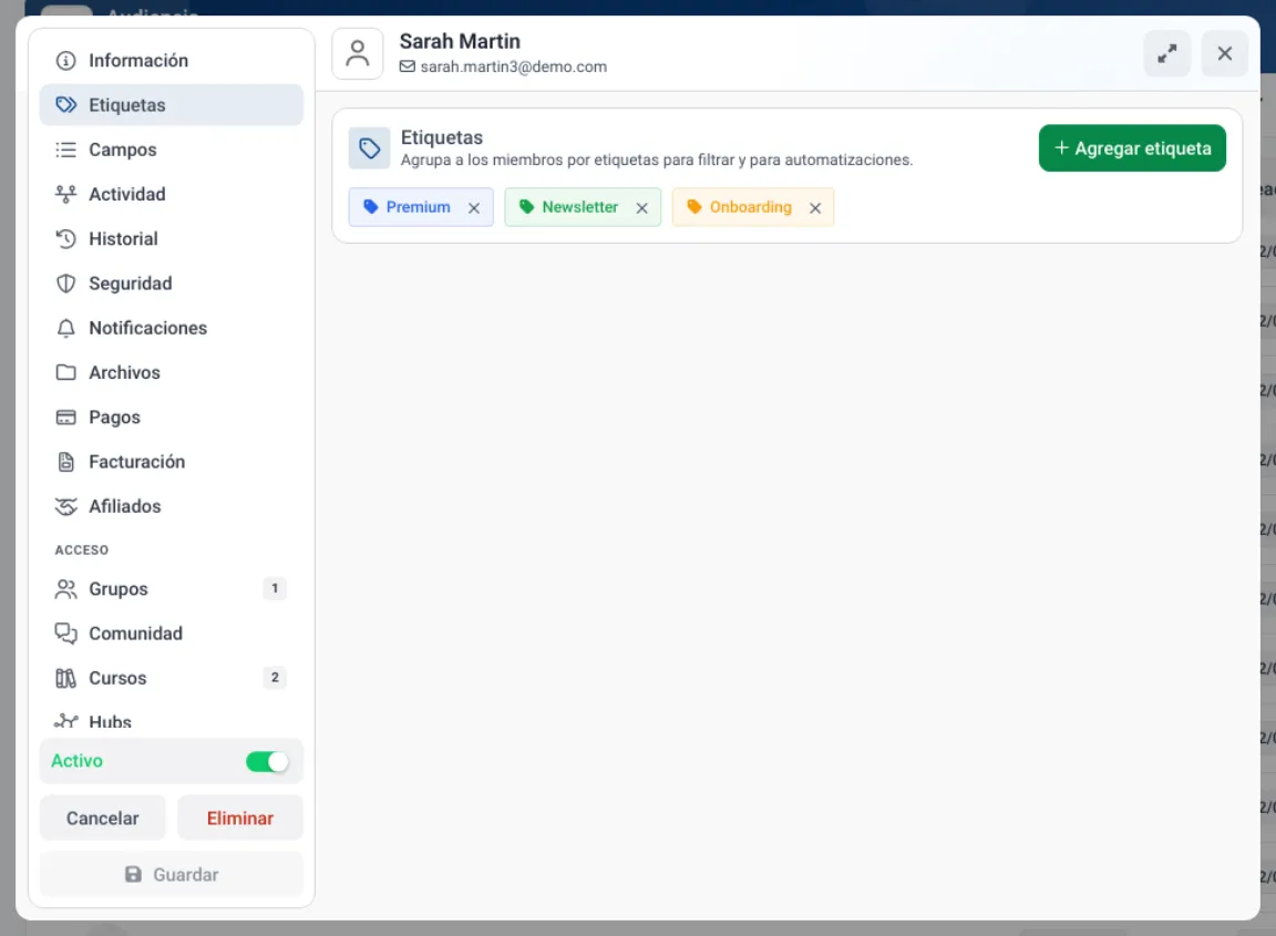 Perfil de miembro en MemberArea con las pestañas de información, etiquetas, actividad, pagos y acceso a cursos, con tres etiquetas en un miembro